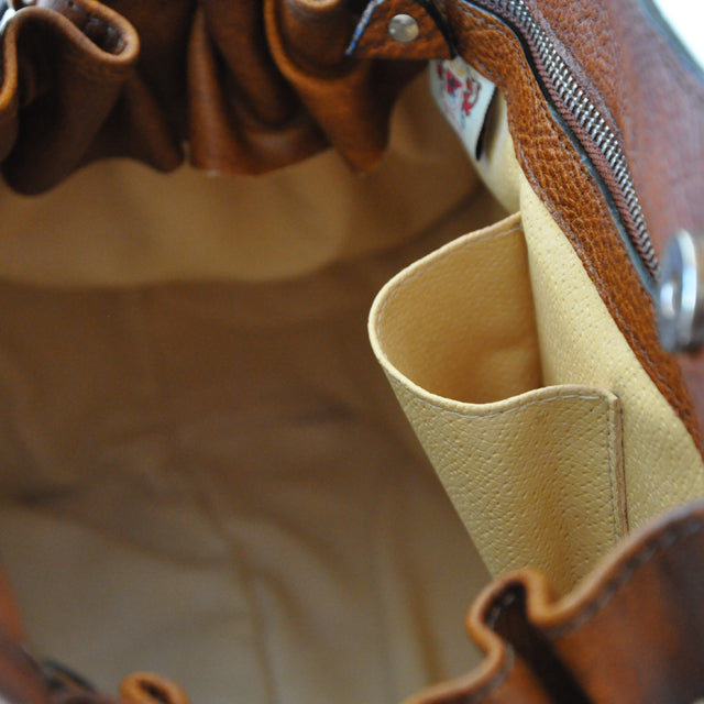 프라테시 가이올레 핸드백, 이탈리아산 천연 가죽 - 식물성 태닝 처리된 체리색 가죽