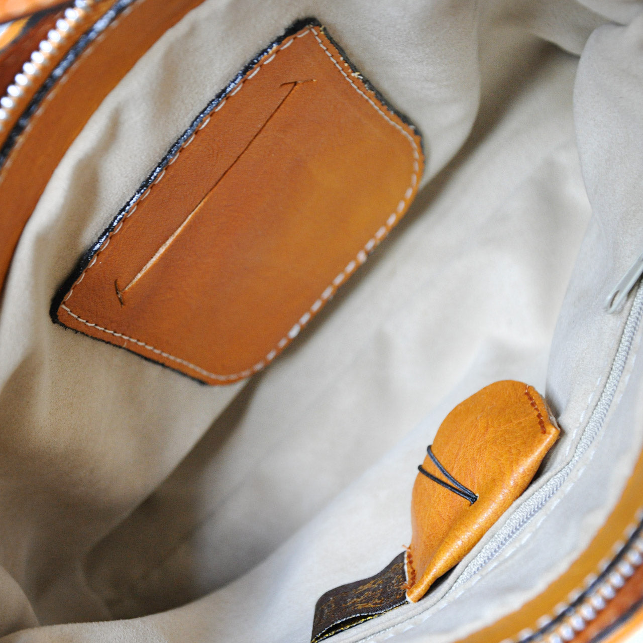 Pratesi Shoulder Bag Consuma Small in genuine Italian leather - Vegetable Tanned Italian Leather Electric Blue